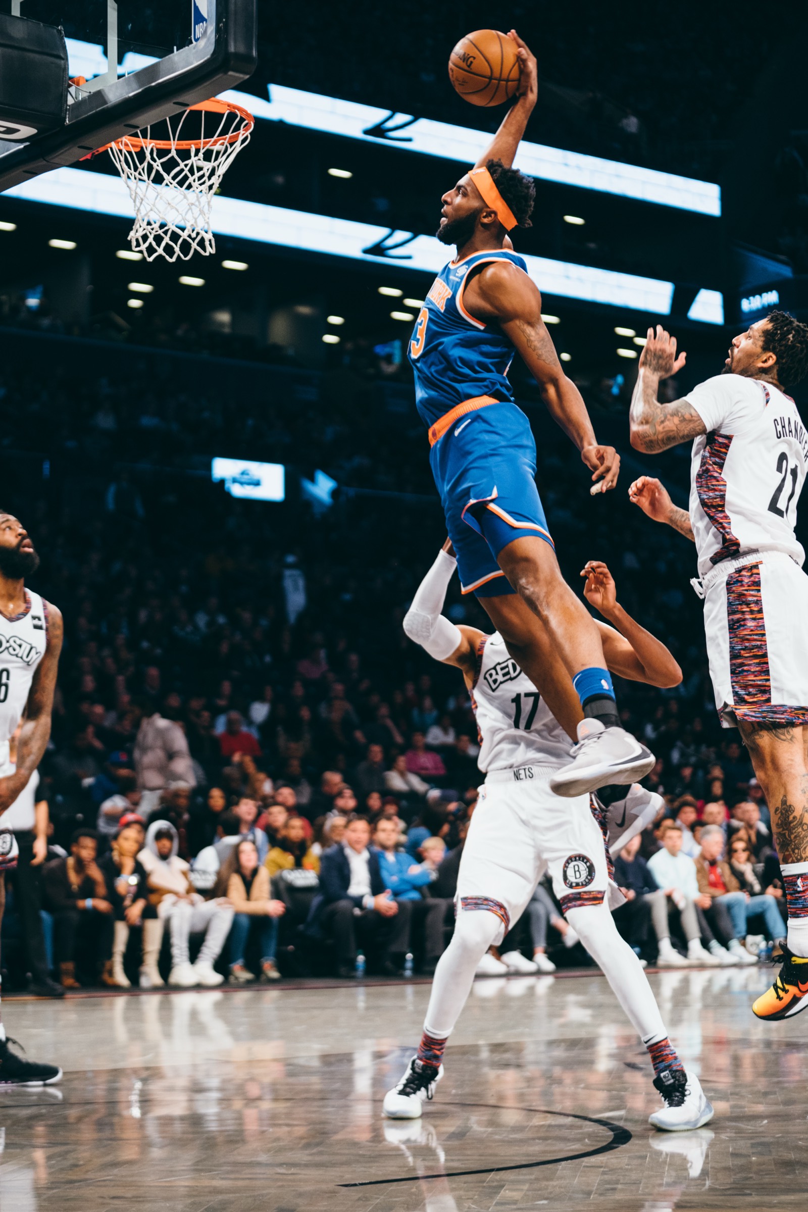 Knicks player dunk from courtside
